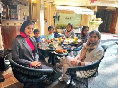 مکالمه واقعی در رستوران لئون: تجربهای مدرن برای تقویت زبان انگلیسی کودکان